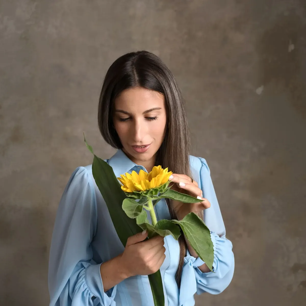 Guia Maddaleni con un girasole in mano